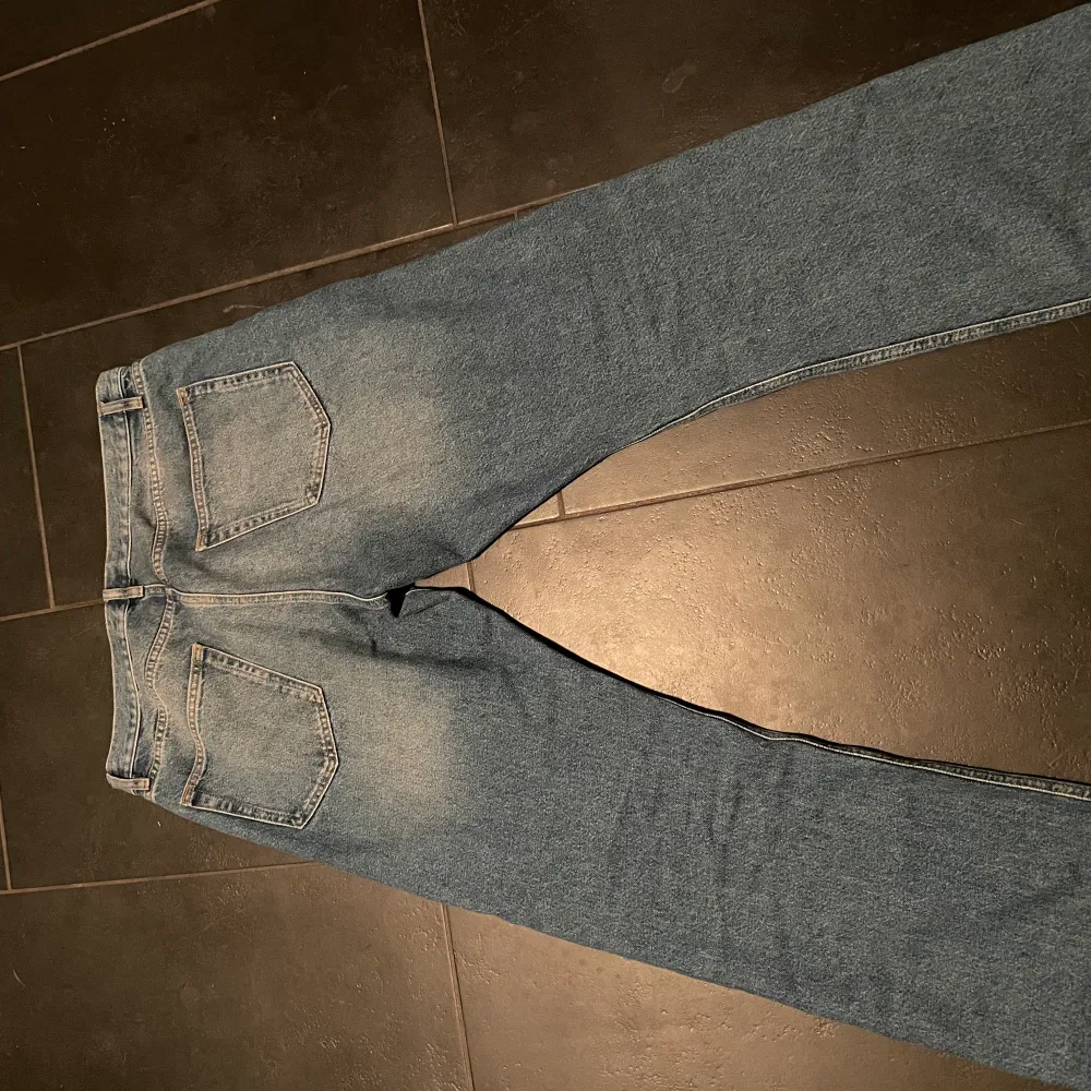 Blå rush jeans i storlek 33 använd fåtal gånger så gott som nya. Jeans & Byxor.