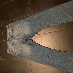 Blå rush jeans i storlek 33 använd fåtal gånger så gott som nya