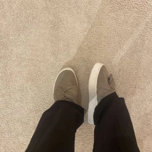 Skor - Fina gråa skor i bra skick! Använda endast två gånger. Stl 39-40