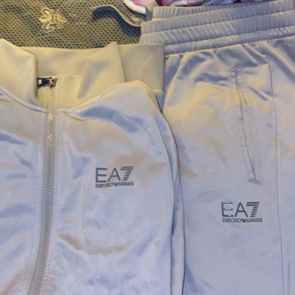 Ea7 dress ny använd ett fåtal ggr bara, storlek medium både på koftan och byxan. Tröjor & Koftor.