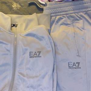Ea7 dress ny använd ett fåtal ggr bara, storlek medium både på koftan och byxan