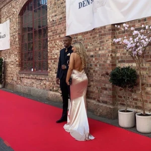 Balklänning - Säljer min balklänning jag haft på mig 1 gång. För mer bilder och videos , hör av er! 