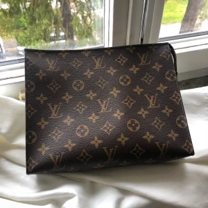Pochette toilette LV - Pochette toilette LV 26