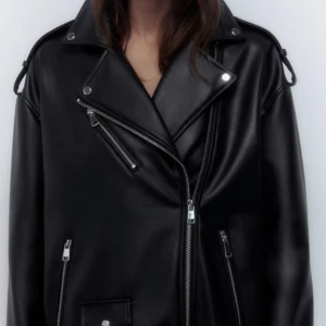 Skinnjacka - Skinnjacka från Zara i storlek M. Aldrig använd, ser ut som ny. Kan mötas upp i Centarla Göteborg, annars står köparen för frakten!❤️