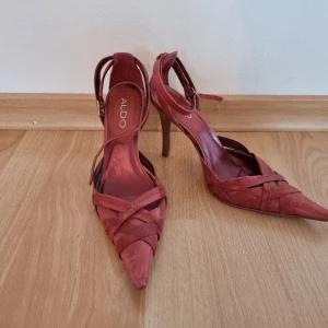 Fest skor, storlek 36 - Skinn högklackade skor. Perfekt till julfesten. Väldigt bra skick, använda 2-3 gånger. Köpta i London