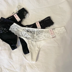 Ella M Helt oanvända stringtrosor - Säljer 6 par helt oanvända trosor från märket Ella M från Lindex. Tre par vita och 3 par svarta. Säljer då de var för små för mig. Inköpta för 556kr. 