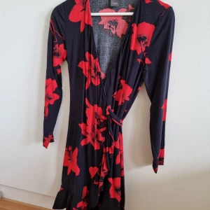 Klänning från Ichi.  - Använd 2 ggr. Väldigt bra skick. Perfekt till julfesten