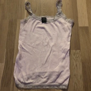 ljusrosa spetslinne  - jättegulligt rosa linne med spets 💕 säljer för jag inte använder det. köpt på secondhand, skulle säga att den är xs men det står 134/140. buda i kommentarerna eller skriv privat. 