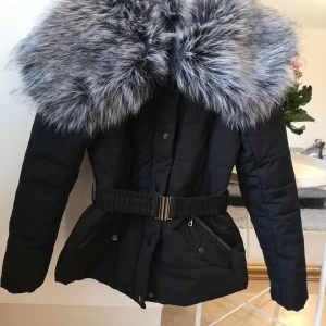 Vinterjacka med fuskpäls - Varm snygg vinterjacka med fuskpäls Jättefint skick!