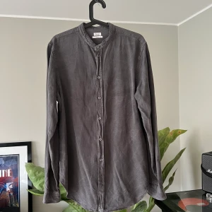 Filippa K medium Kinakrage/ståkrage - Fin material. Knappt använd. Skjortans crop är längre på framsida.