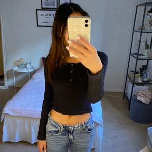 Ribbad långärmad H&m tröja - Svart tröja med knappar och ribbat material. Kan mötas upp eller frakta.