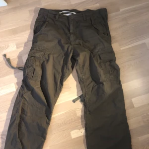 oversized gröna cargobyxor - SÅ fina cargobyxor jag köpte på plick som var för stora tyvärr. Jag håller där bak på bilden så de inte är så stora. Olivgröna jättefina 😻 billiga pga frakt, skriv bud i kommentarerna eller skicka privat för mer bilder 🫶🏼 jättefina fickor oxå 