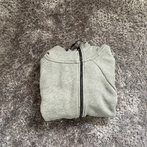 Nike Zip Hoodie - Längre rygg  Storlek L I använt skick För mer frågor så kontakta!