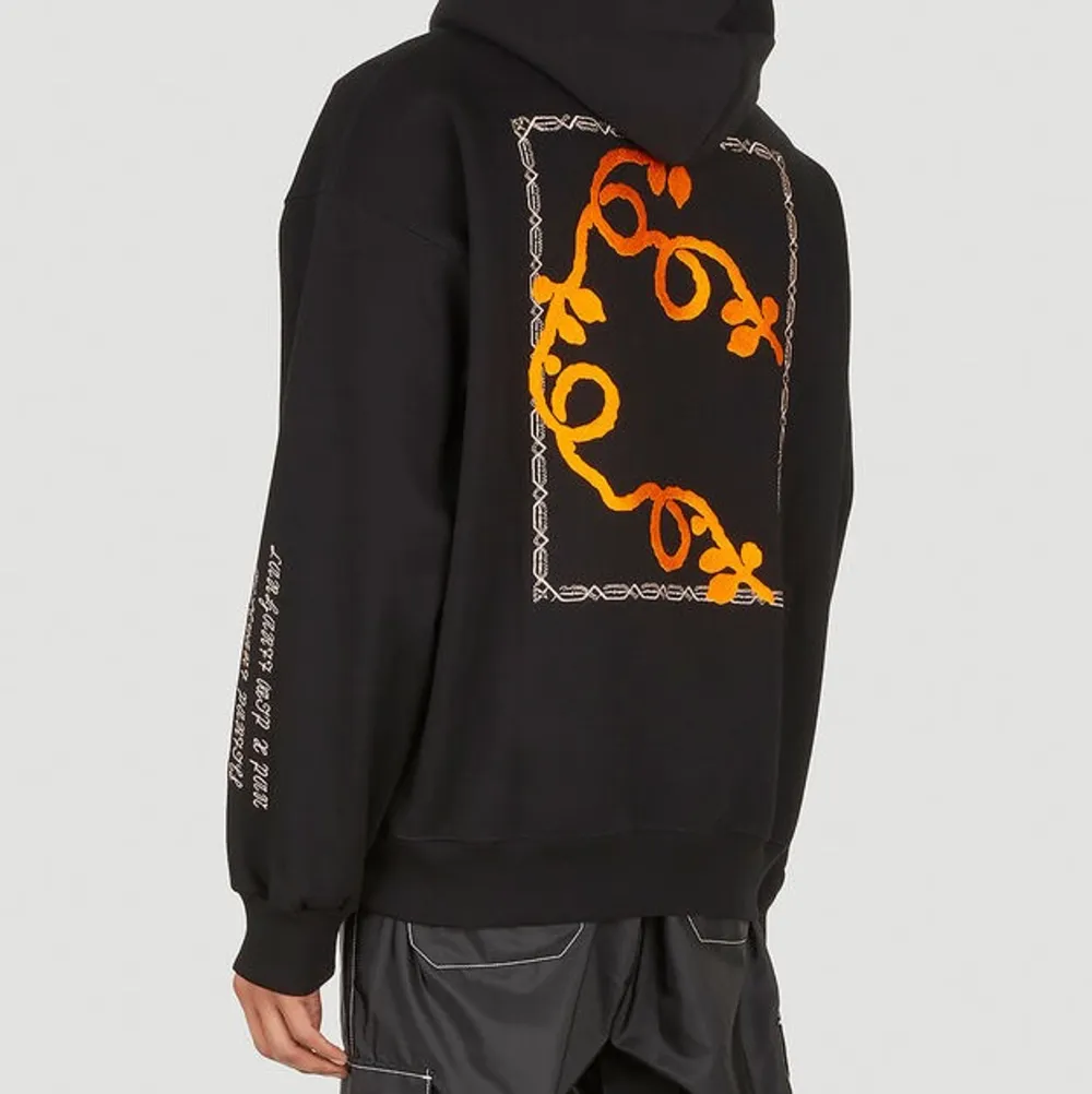 Sjukt snygg oversized carhartt hoddie, svinskön och helt enkelt assnygg. I nyskick säljer pga att är i behov av pengar. (Nypris 2100kr). Hoodies.