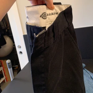 Dickies - Säljer ett par svarta Dickies. Som nya. Använda nån gång bara. W26.