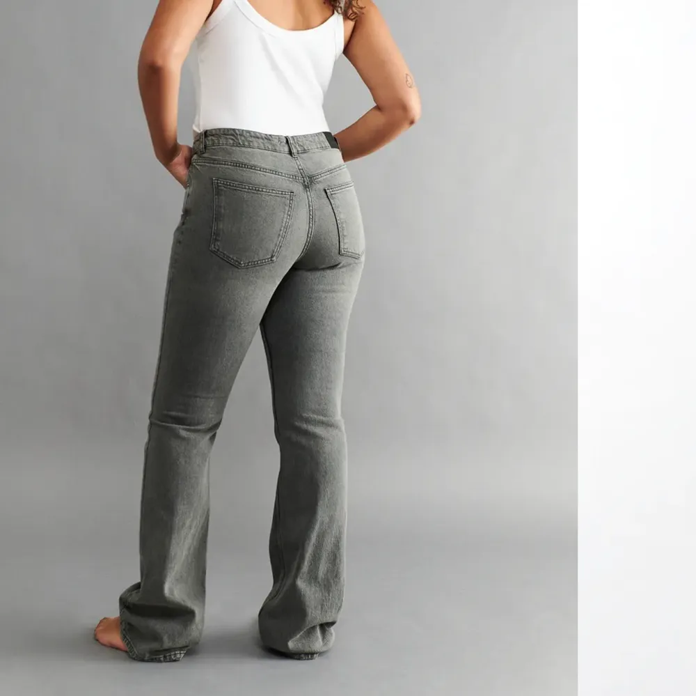Säljer dessa super fina jeans från Gina tricot med medelhögmidja. Dem är petite och är lite långa för mig som brukar ha länge 31. Köpare står för frakt, om ni vill ha privata bilder är det bara att höra av sig!. Jeans & Byxor.