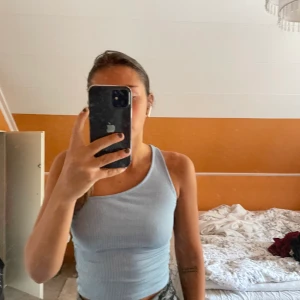 Linne från Gina - Blått linne med en axel från Gina tricot