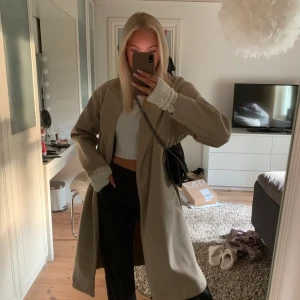 Beige kappa - Jättefin beige kappa köpt förra vintern men inte använt mycket alls så i jätte fint skick❤️ köpte för 700 nypris 💕