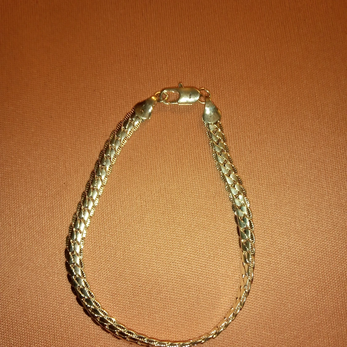 Armband silverfärgad mönstrad med lås . - 91