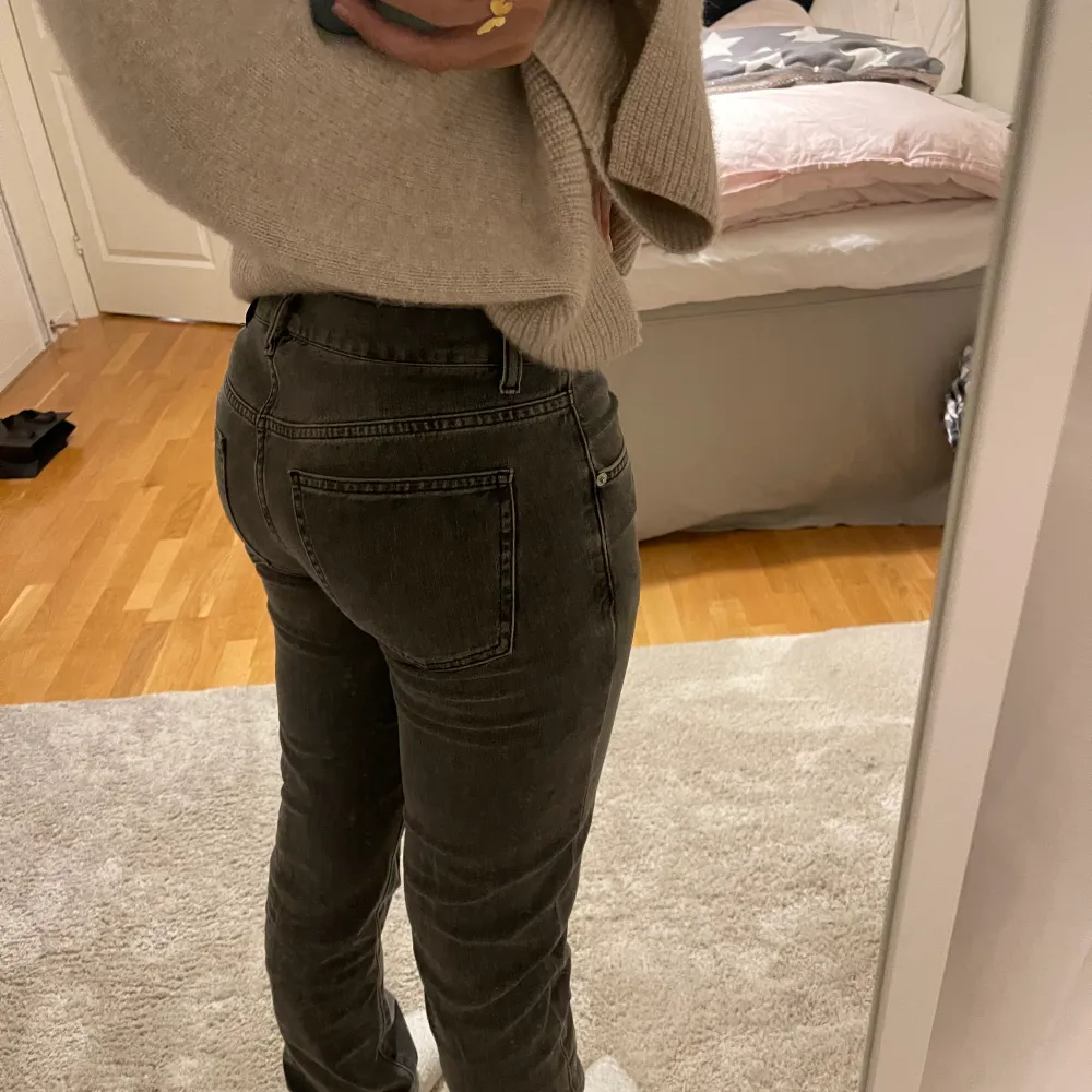 så fina lågmidjade jeans i den perfekta gråa färgen! jag är 164 cm och de är lite långa på mig. skriv om du har frågor!❤️❤️. Jeans & Byxor.