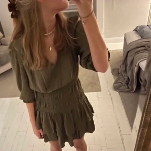 Maje klänning  - Säljer min älskade maje klänning, den är i samma rärg som andra bilden! Säljer för att den inte kommer till användning tyvärr (använd 2 gånger), skriv för frågor (inga bud under 1200!)❤️