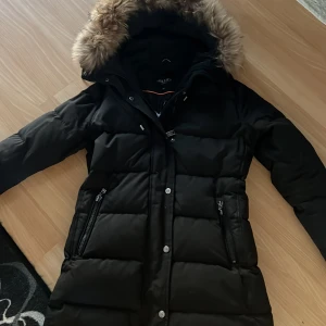 Hollies vinterjacka bra skick  - Hollies subway vinterjacka med äkta päls. Använd ca 1 och en halv vinter. Storlek 38/ 36 Mycket bra skick. Värde 5000kr säljs för 2000kr 