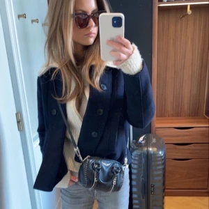 kort kappa - säljer denna korta kappa i marinblå obs bild 1 är lånad. Köpte på second hand men har flera kappor så den kommer ej till användning! Buda privat från 400 eller köp direkt för 600kr!❤️‍🔥 Storleken är 40 men den passar mig som har s!