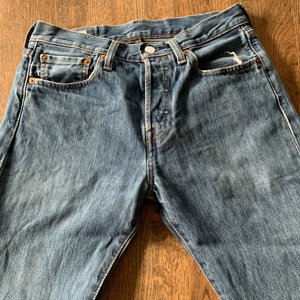 Ett par custom lewis byxor som inte används längre. Storlek: 29/32. Jeans & Byxor.