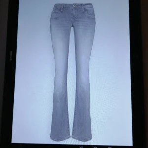 Ltb valerie jeans - Kom ihåg att detta är en Intressekoll på mina ltb valerie jeans! Jättebraskick men lite för korta för mig😭💕Säljer endast till bra bud. Så buda och om du vinner kontakta mig så kan jag ksk sälja💕kontakta även mig om du vill köpa och skriv om du har frågor!
