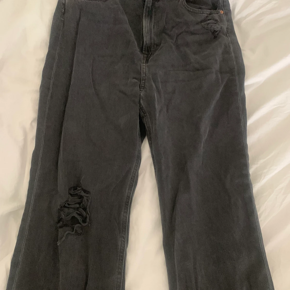 Vida jeans med slitningar