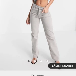 Gråa Jeans - Supersnygga gråa jeans från Asos. De är midrise och straight och sitter supersnyggt, passar mig som har storlek S/M, 36/38 i jeans, är 165 cm och de är lite långa på mig, Frakt ingår i priset!! 