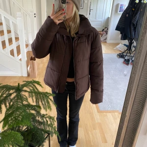 Superskön brun vinterjacka - Snygg brun vinterjacka från bik bok. Jackan har nästan aldrig används, köpt i slutet av förra året. Fluffig och mjuk med två fickor.