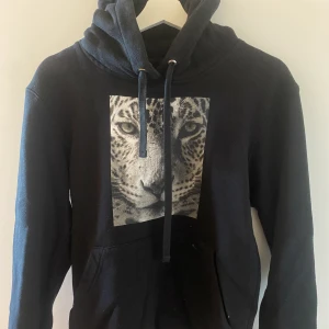 The coolelephant hoodie - En svart the coolelephant hoodie med tryck. Tröjan är näst intill oanvänd, trycket är inte slitet o är som i nyskick. Tröjan är lite oversize men inte mycket. Nypris: 600kr