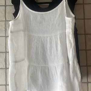 Volangtopp - Vit topp i storlek 32 men jag när oftast 34/36 i toppar så skulle säga att de passar någon xxs-m beroende på passform. Nypris 249kr. Mitt pris 100kr❤️ej använt, går ner i pris vid snabbt köp