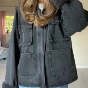 Boohoo jeansjacka med päls - Intressekoll på min jeansjacka från boohoo, helt slutsåld på hemsidan. Lånade bilder, skriv för egna💖 Köptes för ett år sedan💕💖 TRYCK EJ PÅ KÖP DIREKT, köparen står för frakten (79kr)