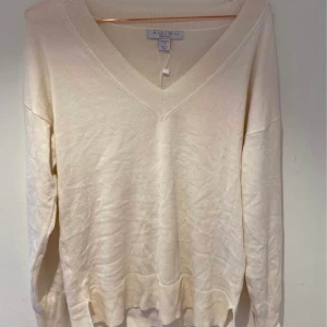 Stickade tröjor  - Tre söta stickade tröjor. Alla i storlek S. 50kr st. tryck inte köp nu. Skriv privat istället. Köparen betalar frakten.