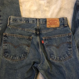 Levis jeans - säljer dessa högmidjade jeansen från levis i modellen 501 storlek 26 i midjan och storlek 34 i längden. jag är 160 och dessa är väldigt långa på mig. köpte för ca 1200 kr😊❤️ pga slitning på benet är lappen där.