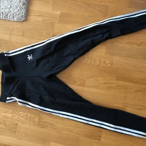 Adidas träningstights 34 - Använda en gång men säljer vidare pga har för många! 