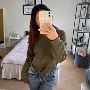 Grön hoodie med snörning - Olivgrön videor med snörning framtill man kan justera själv! Jätteskönt material. Kan mötas upp eller frakta.