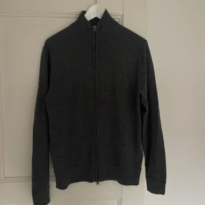 Grå Zipup - Zipup från These Glory Days i merino ull. Nyskick!