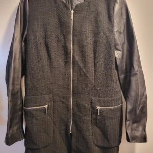 Kappa med läderärmar - Kappa med läderärmar från Zara, strl xl. Använd ett fåtal gånger.