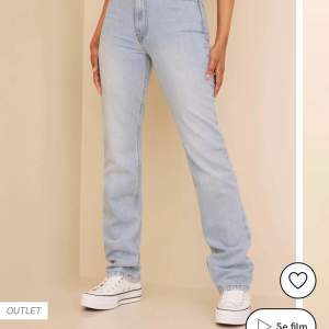 Nya Nelly jeans i strl 32 aldrig använda bara testade. Säljer för dom va lite försmå för mig.