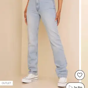 Nya Nelly jeans i strl 32 aldrig använda bara testade. Säljer för dom va lite försmå för mig.