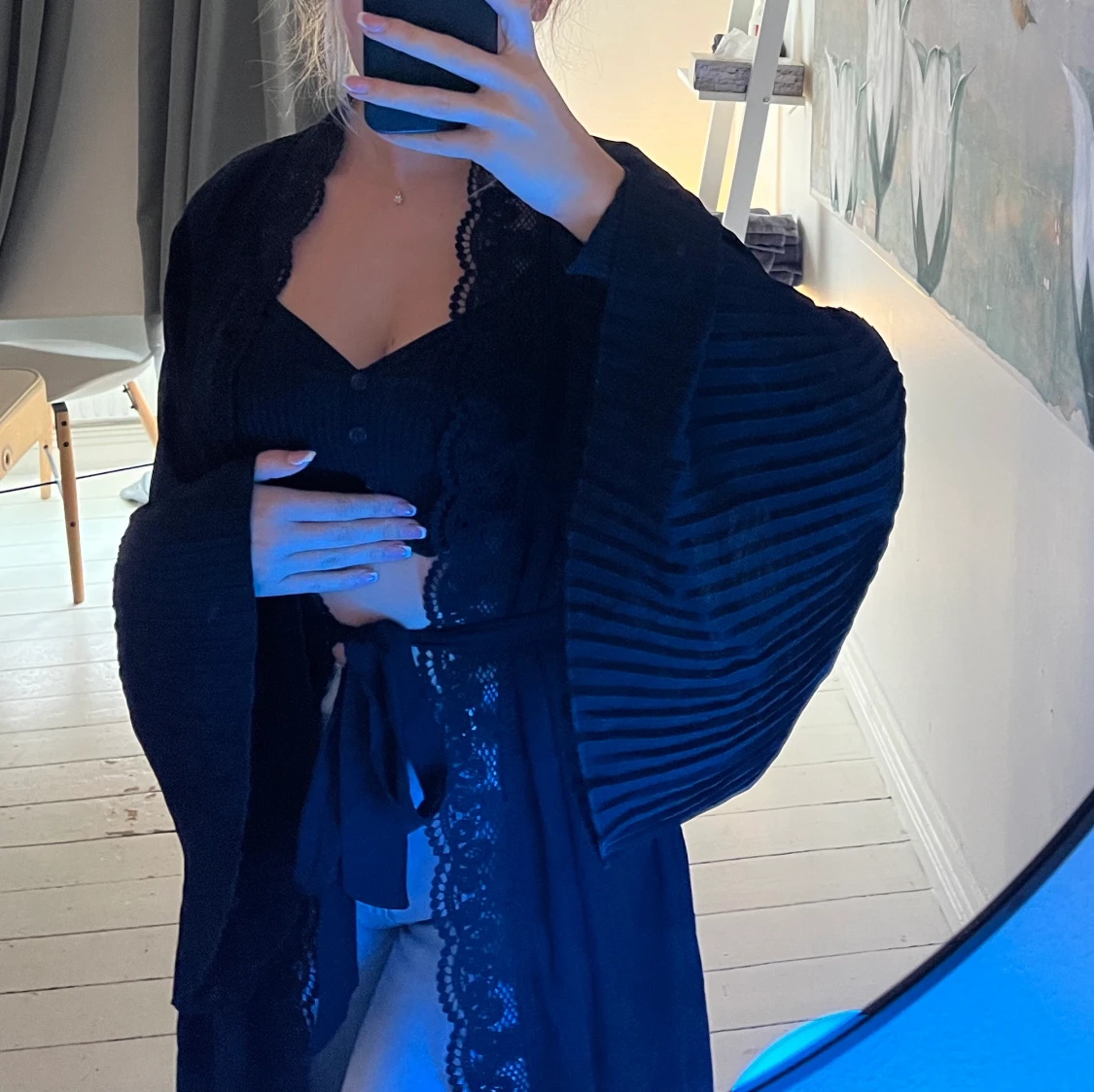 Svart omgiven slätt tillfällig kimono