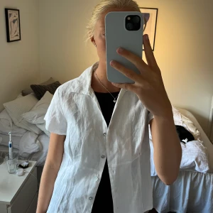Linneskjorta - Jättefin linneskjorta köpt second hand. Står ingen storlek men skulle säga att den är xs/s och passar bra på mig som är 170 cm💗💗💗💗