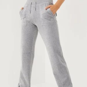 Juicy couture velvour pants - Som nya, det saknas dock en del på snöret som syns på bilden, är intresserad av att byta till ett par i en annan färg 😁kom med förslag, helst i storlek M men L kanske kan funka👍🏼 vid intresse kan mer bilder skickas😊  