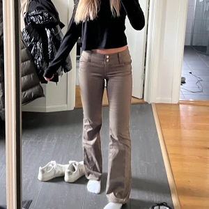Byxor - Wow dessa byxor!! Så himla fina lågmidjade byxor ifrån Weekday. Sitter jätte bekvämt!!! Dom ser väldigt bruna ut på bilderna men färgen är mörk militär grön. Materialet heter lyocell💗