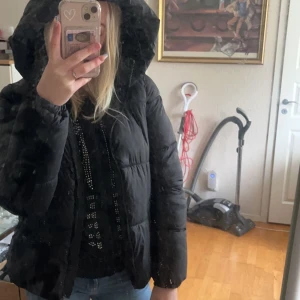 Vinter jacka  - En tjock vinter jacka från Veromoda i storlek xs. Använd ett tag varsamt. Inga skador eller hål. Frakten ingår i priset. 