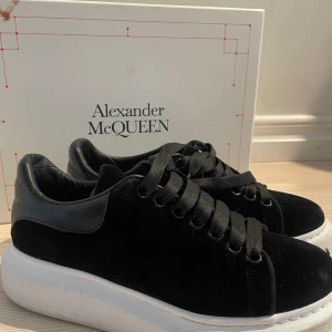 Alexander mcqueen -  Säljer mina fina Alexander McQueen skor i storlek 38 köpt förra året använda men inte super mycket, fortfarande i bra skick! pris 2500 ink frakt kr🌸🌸