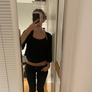 Svart kofta  - Supermjuk svart kofta i trendig modell! 